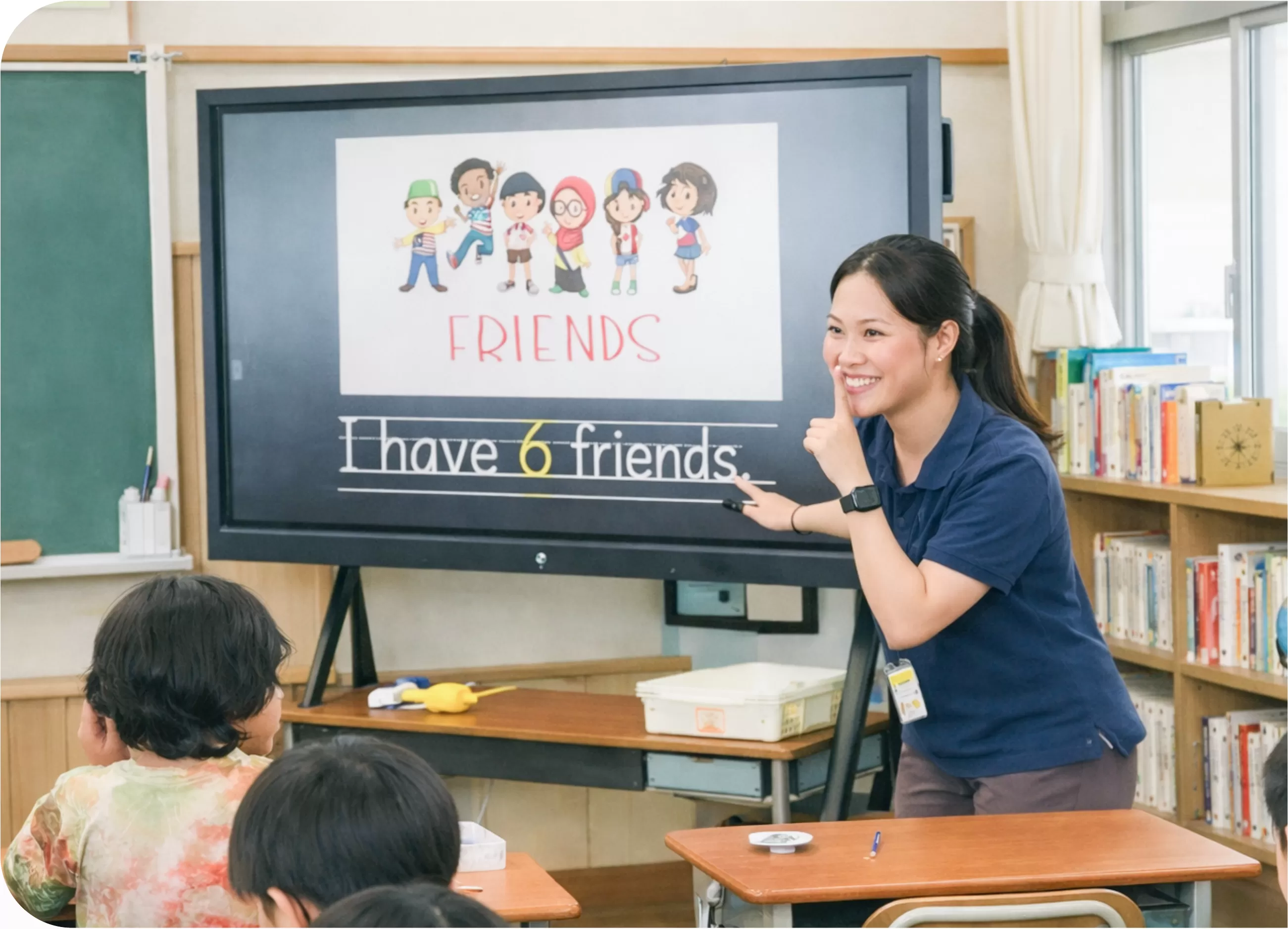 電子黒板を使って英語を教えるALT講師と児童