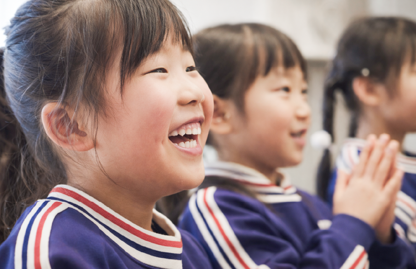 英語の授業で笑顔を見せる小学生